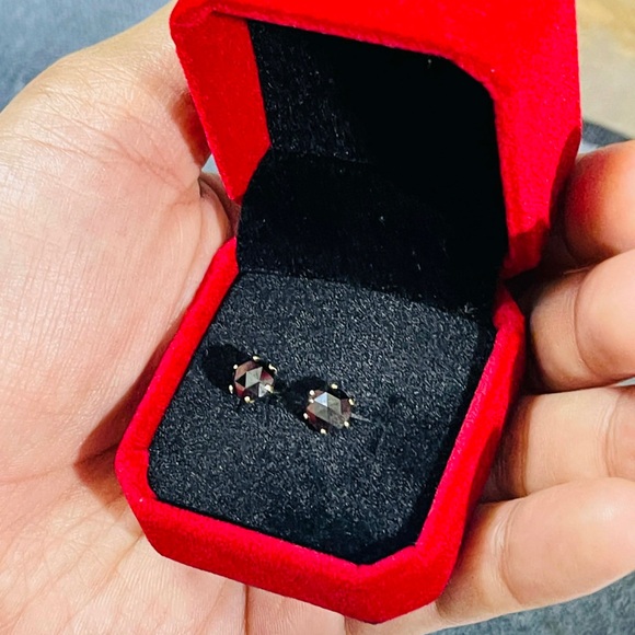 1 carat black diamond in 18k gold earrings
